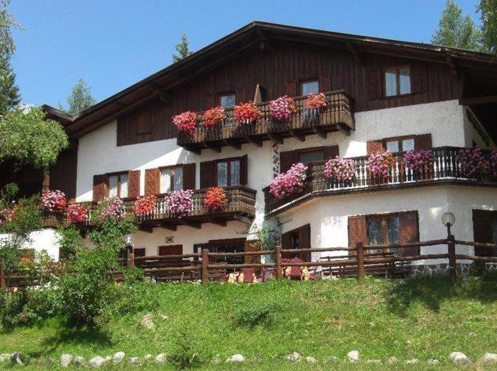 Albergo Scoiattolo Tret Buitenkant foto